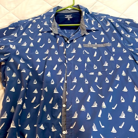 PEACHE POPLIN SAILBOAT CASUAL BUTTON UP - Picture 1 of 3